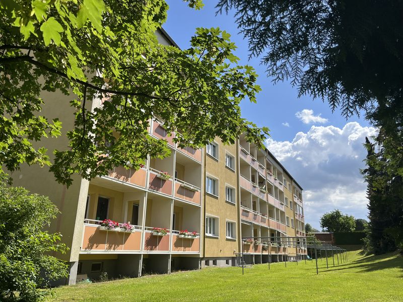 3-Raum-Wohnung mit Balkon und grünem Ausblick